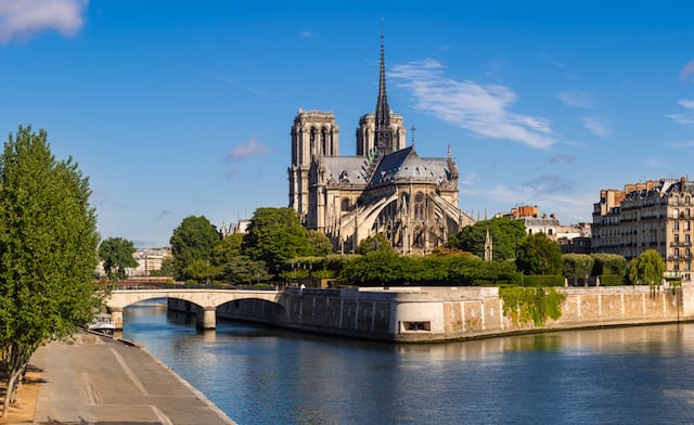 La cathédrale Notre-Dame de Paris et les quais de Seine 