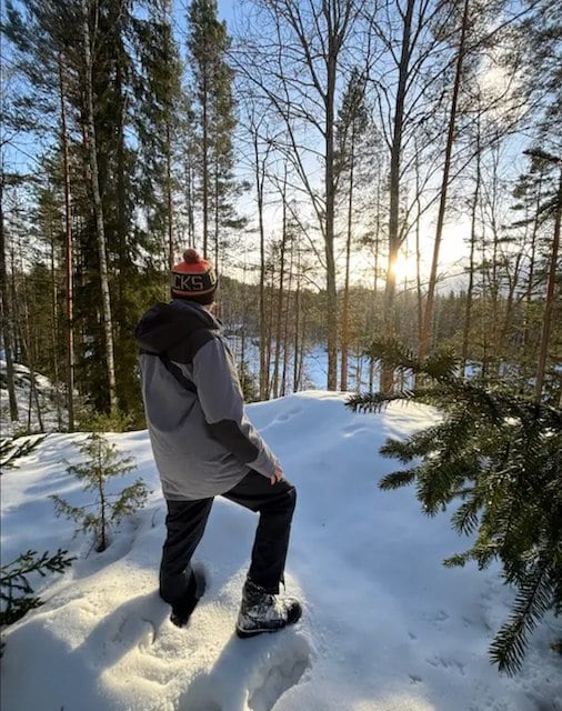 Oliver Russel dans une forêt enneigée en Finlande