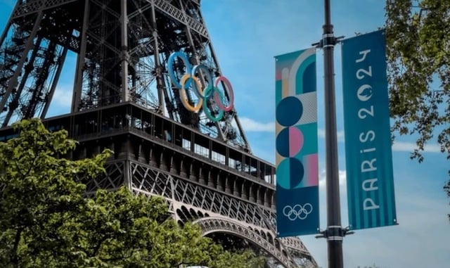 Les Anneaux Olympiques installés sur la Tour Eiffel