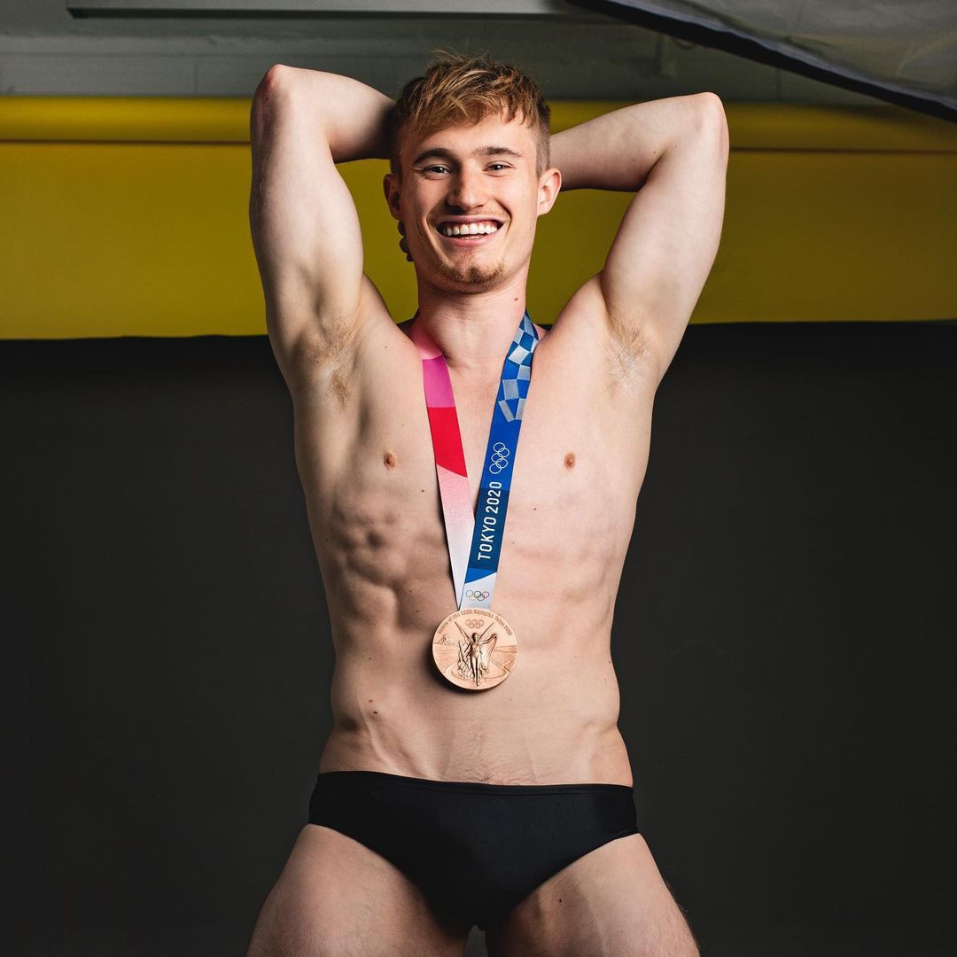 Le plongeur Jack Laugher pose avec sa médaille d'or, remportée aux JO de Rio en 2016