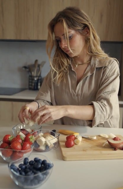 Louisette en train de préparer une salade de fruits