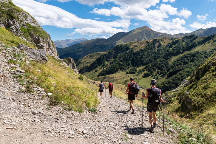 Des marcheurs font une randonnée dans les montagnes