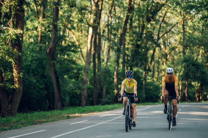 Deux personnes font du vélo sur la route