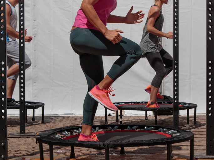 Des personnes font du trampoline