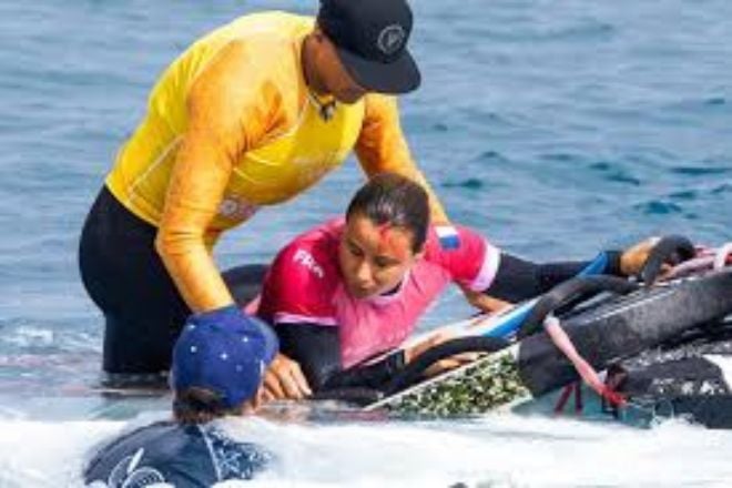 La surfeuse Johanne Defay après son accident durant les JO 2024