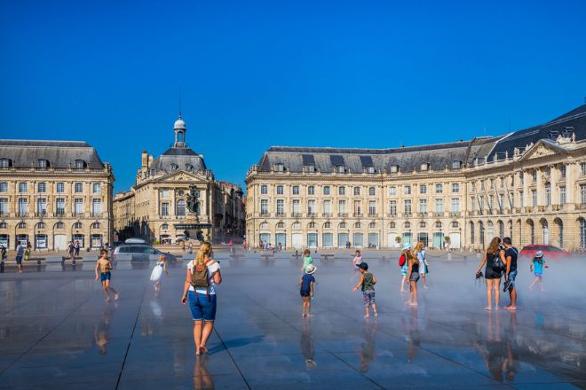 L'été en France en période de canicule : des gens s'amusent avec l'eau des fontaines