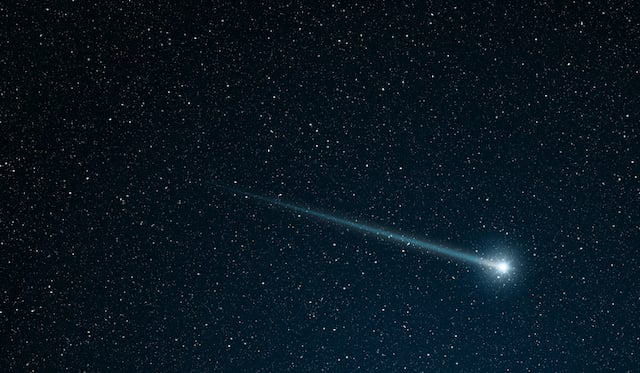 Étoile filante qui traverse le ciel nocturne