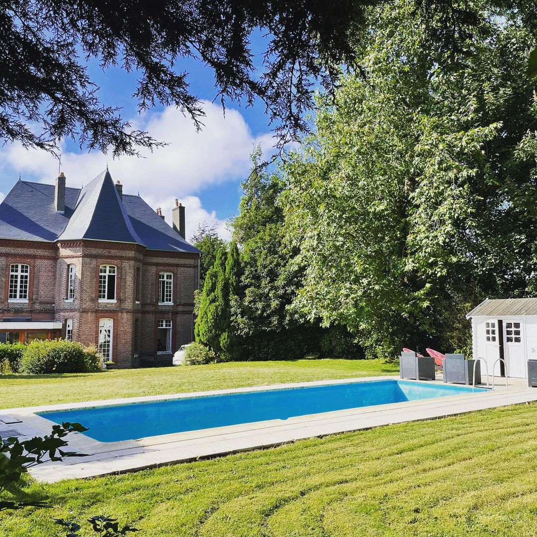 Photo du Manoir de la Belle Époque à Béthencourt-sur-Mer (Somme), avec sa piscine au premier plan