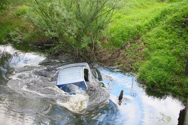 Voiture immergée dans l'eau