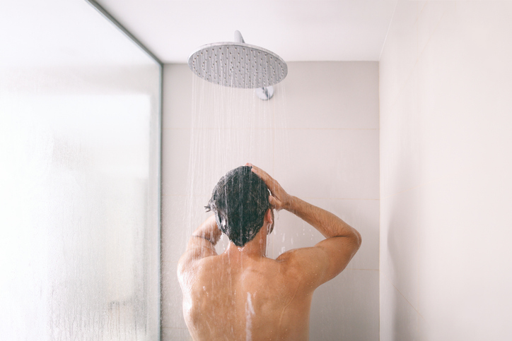 Un homme prend sa douche