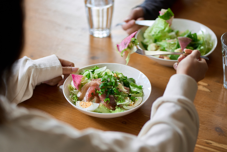 Deux assiettes de salade verte