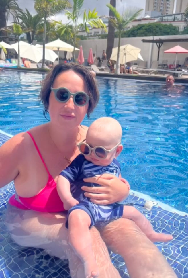 une photo de la maman avec son bébé à la piscine