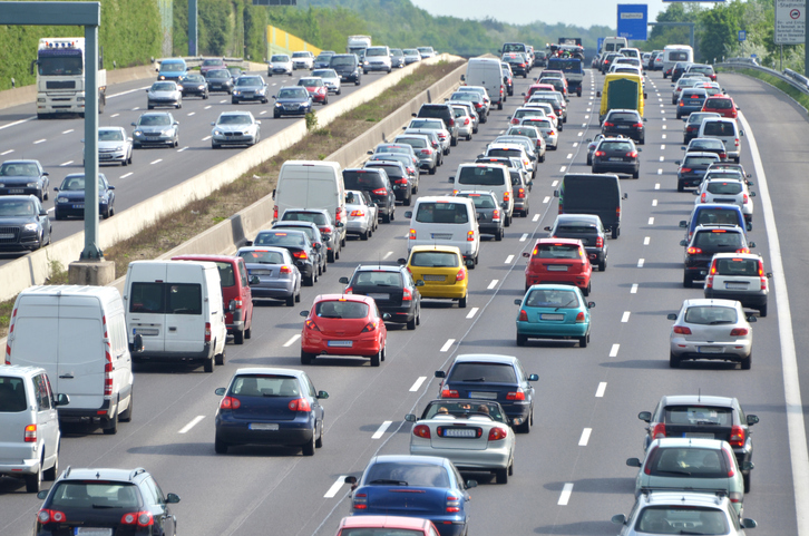 Des voitures sur l'autoroute