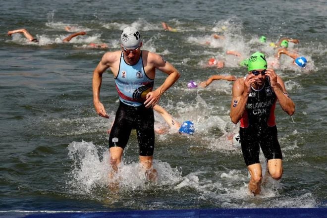 Tyler Mislawchuk sort de la seine lors du Triathlon des Jeux Olympiques de Paris 2024 le 31 juillet 2024