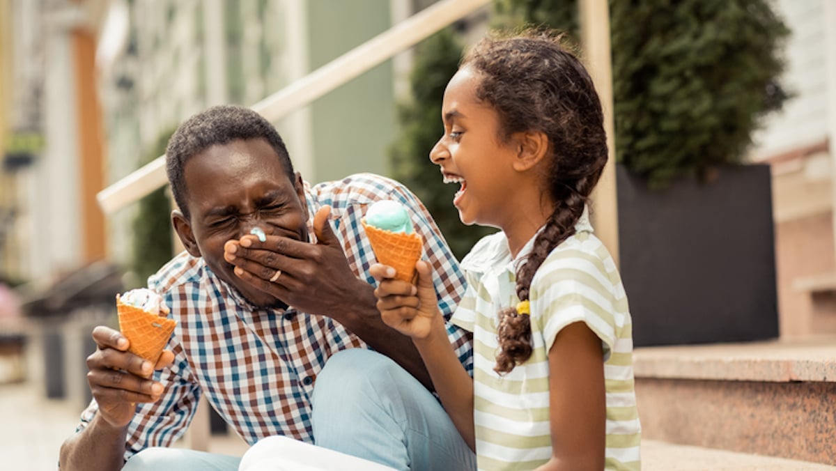 un père et sa fille se racontent des blagues