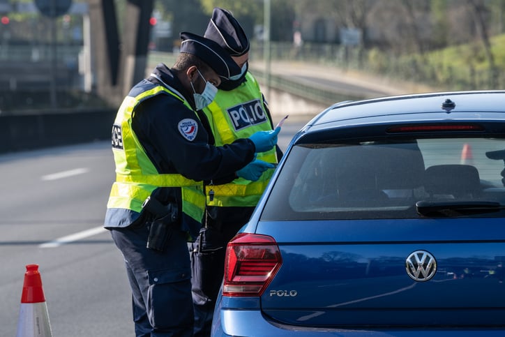 Deux policiers arrêtent un automobiliste