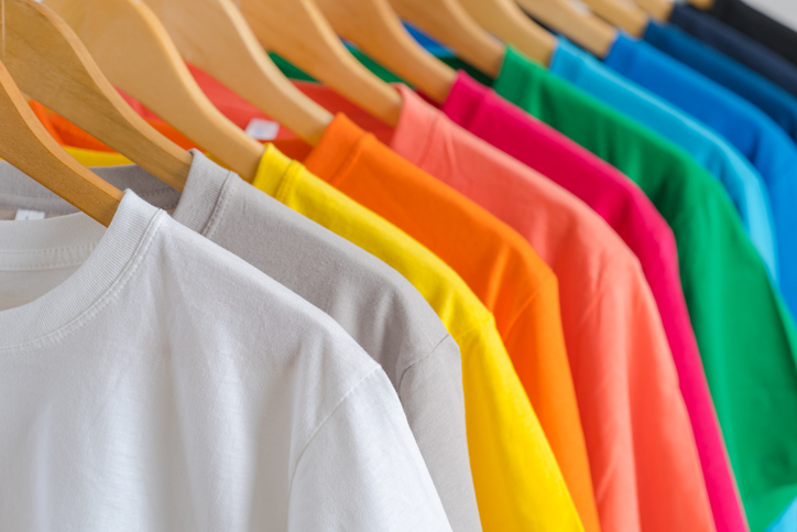 Des t-shirts colorés