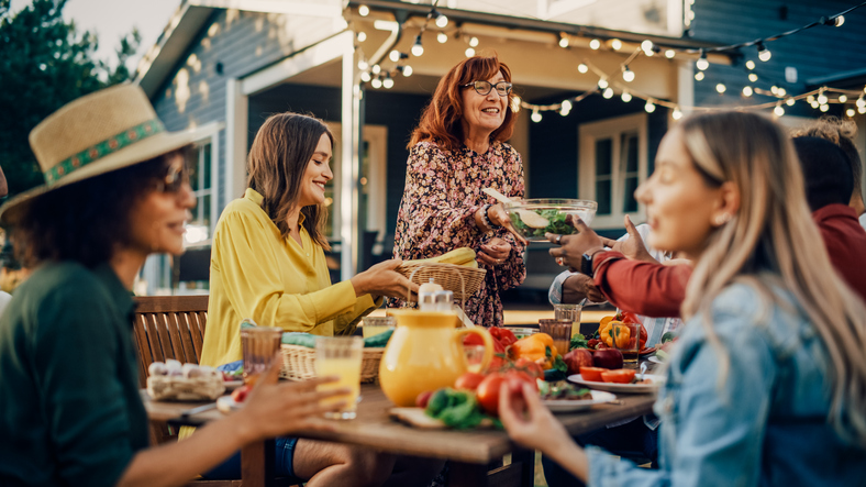 Un groupe de personnes autour d'un repas en été