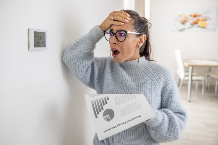 Une femme découvre sa consommation d'électricité