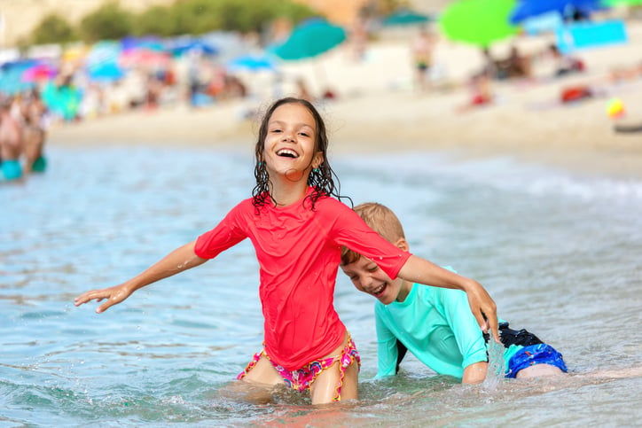 Des enfants avec des t-shirts dans la mer