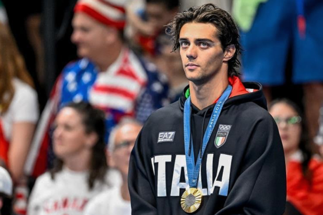 Le nageur Thomas Ceccon avec sa médaille d'or