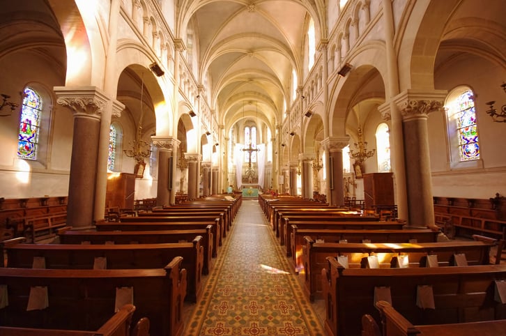 Une église vue de l'intérieur