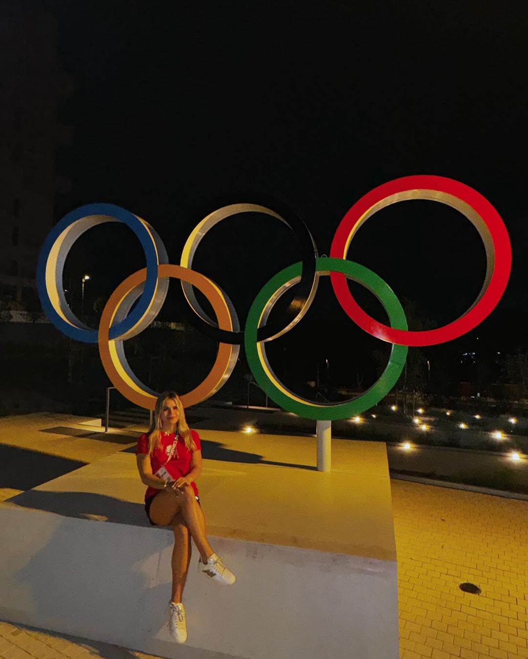 Luana Alonso pose devant les anneaux olympiques