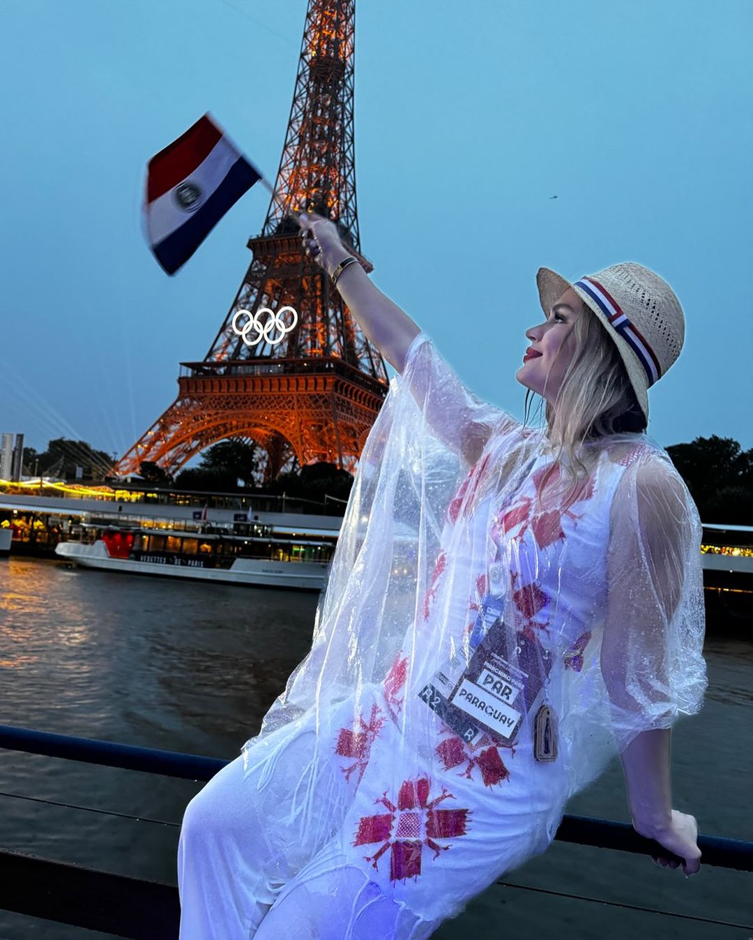 Luana Alonso au pied de la tour Eiffel