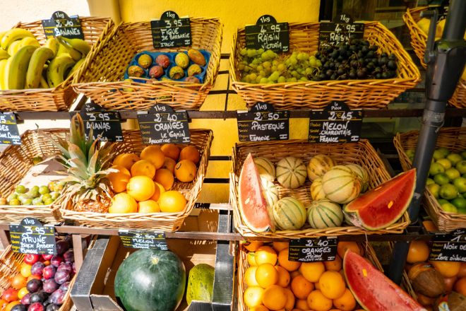 Des fruits et légumes chez le primeur 