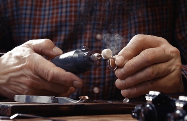 Un bijoutier en train d’examiner une bague 