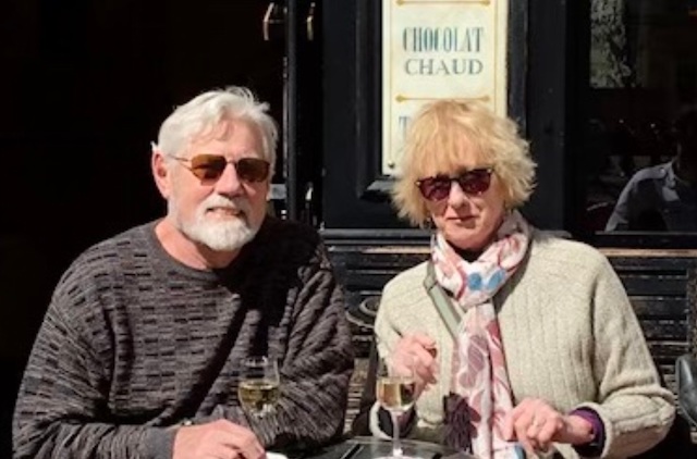  Richard et Fran Bukrey profitant d'un après-midi au Café Delmas à Paris en 2016