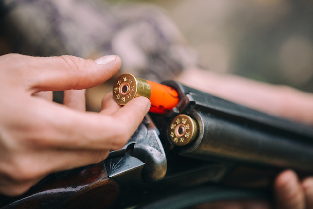 Un homme en train de charger un fusil 