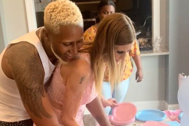 Cheryl et Quran coupant le gateau à la gender reveal de leur futur enfant 