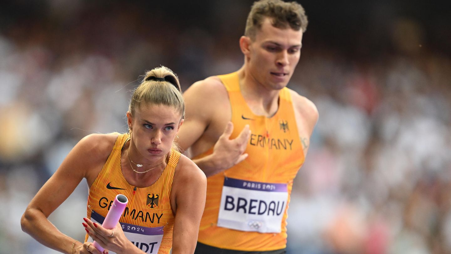 Bredau passe le relais à Schmidt lors du relais 4x400m mixte