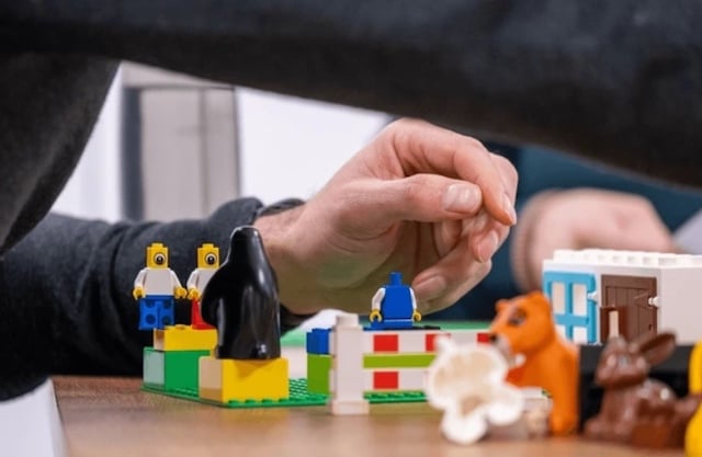 Un homme participant à un atelier LEGO