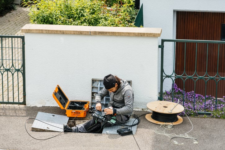 Un technicien répare la fibre 