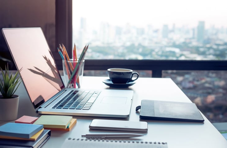 Un bureau avec ordinateur