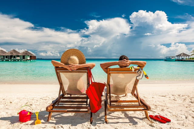 Couple en vacances au bord de la plage