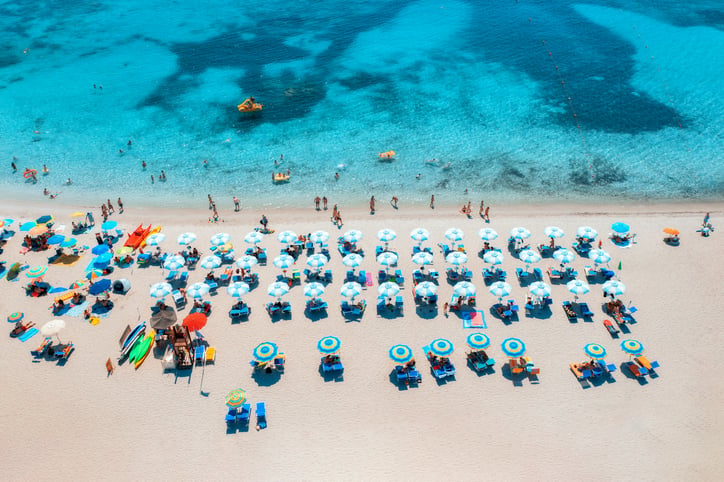 Une plage en Italie vue du ciel