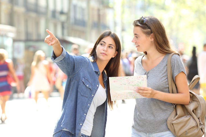 Une touriste demande son chemin