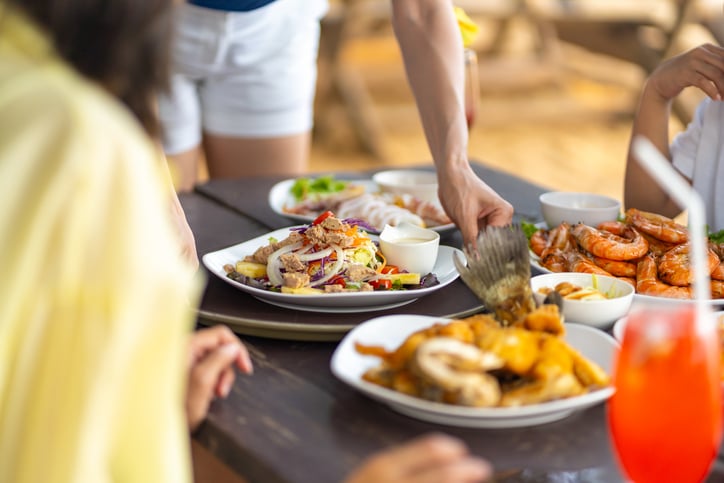 Des touristes au restaurant