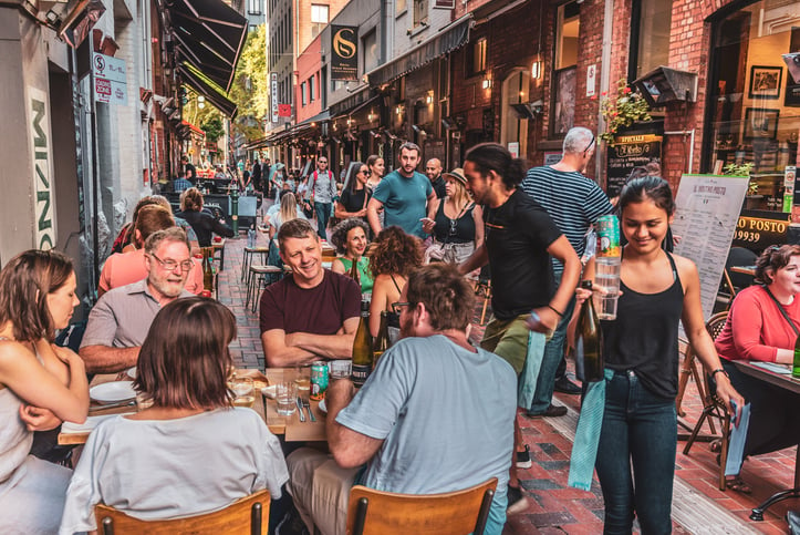 Des clients au restaurant dans une rue animée