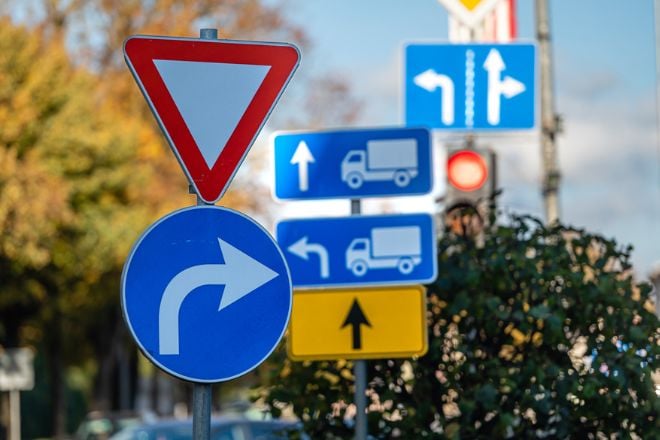 Plusieurs panneaux de signalisation 