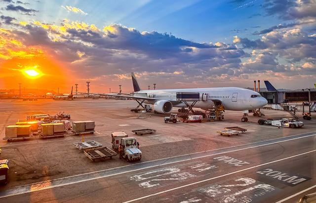 Un avion sur le tarmac 