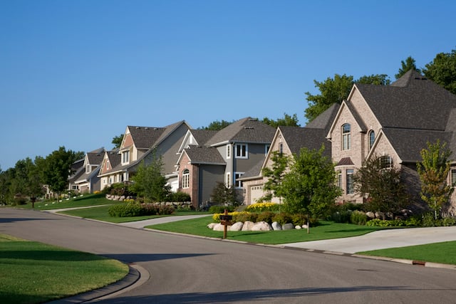 Maisons en lotissement dans une banlieue chic