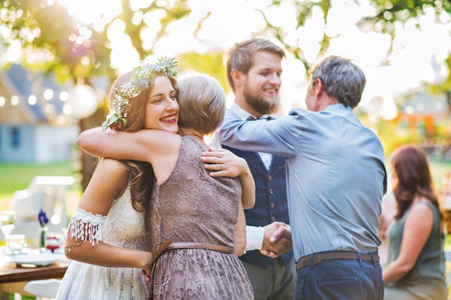 Une mariée en train d'enlacer sa mère