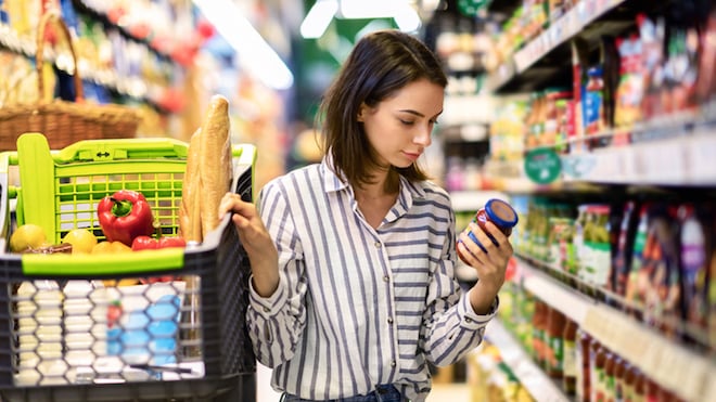 Une cliente dans un supermarché