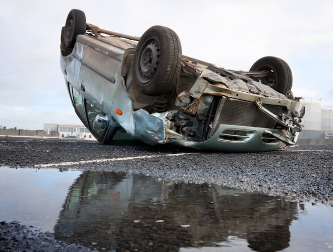 une voiture sur le toit