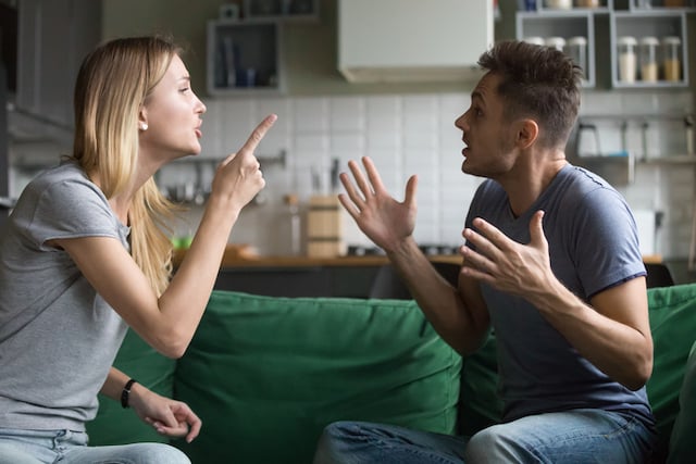 Un couple en train de disputer