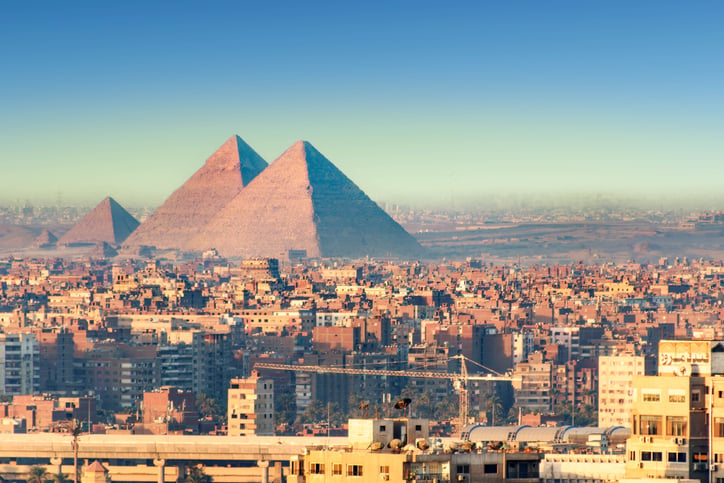 Vue panoramique sur la ville du Caire avec les grandes pyramides en arrière-plan